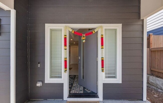 Building Photo - Modern 4-Bed Home in Northshore School District with A/C