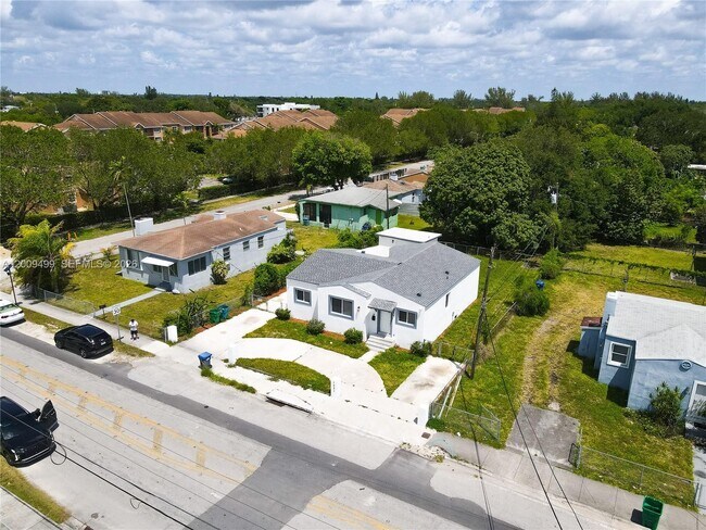 Foto del edificio - 1221 NW 75th St