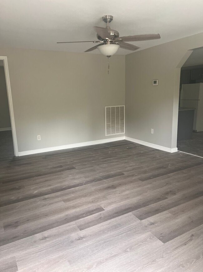 Building Photo - Nice Big Home in Hixson