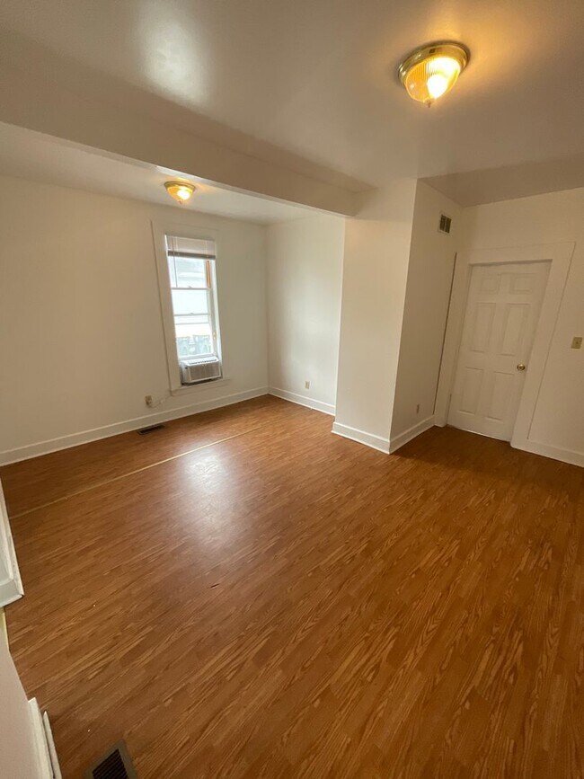 Foto del edificio - 5-6 BED House on 10th St!! ***AVAILABLE AU...