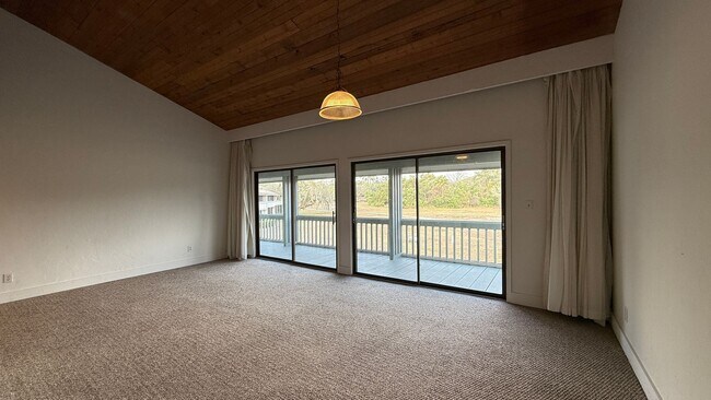 Building Photo - 176 Palm View Ct
