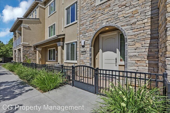Building Photo - 3 br, 3.5 bath House - 5877 Blue Topaz Ct