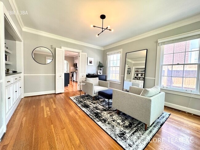 Building Photo - 635 W 61st Terrace
