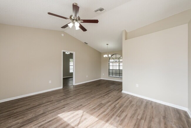 Foto del edificio - 8823 Gum Tree Ave