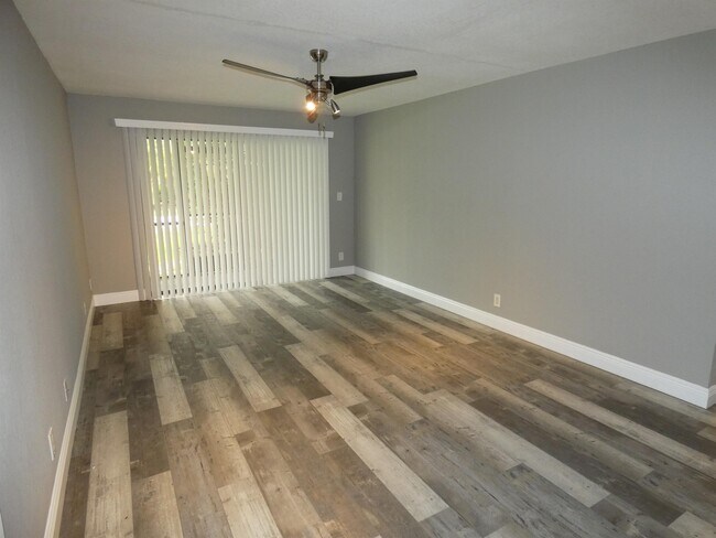 Foto del edificio - 11152 W Sample Rd