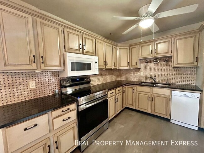 Foto del edificio - Modern 2 Bedroom + Den, 2 Bath House