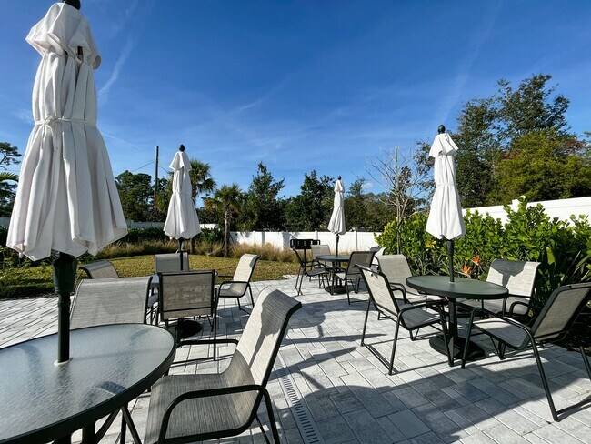 Foto del edificio - Townhome with garage, excellent location, community pool and more