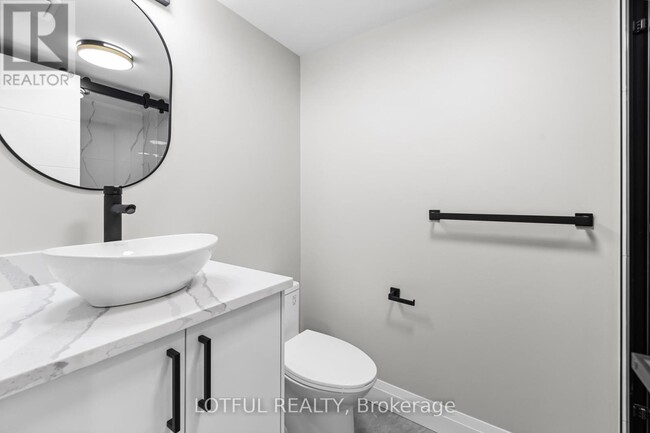 Building Photo - 461 Tweedsmuir Ave