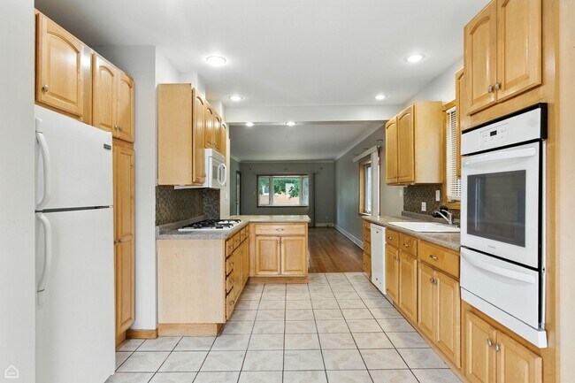Foto del edificio - 5837 W Peterson Ave