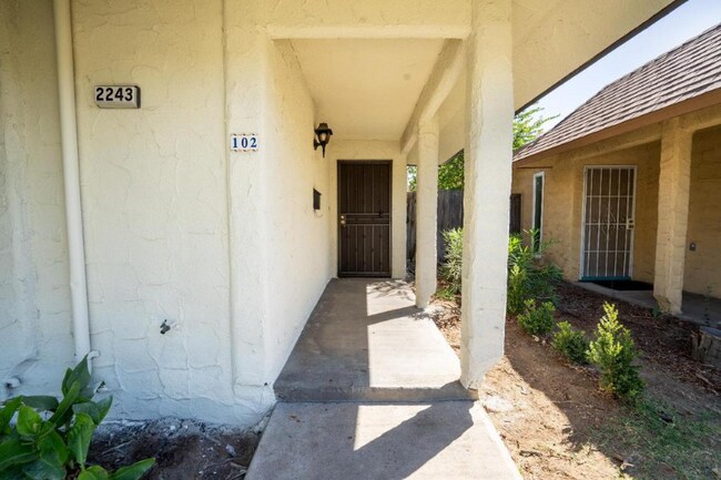 Foto del edificio - 2243 Helm Ave