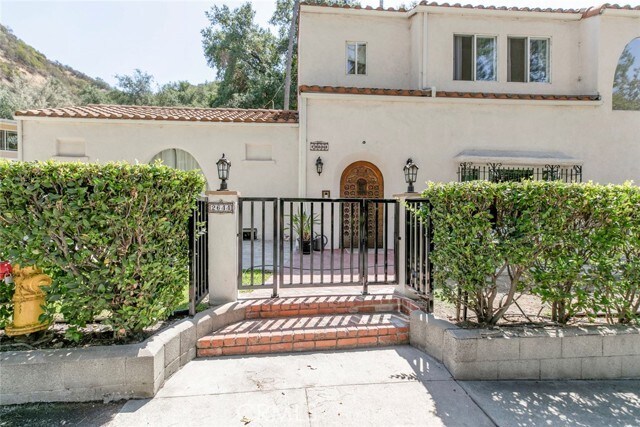 Foto del edificio - 2644 E Chevy Chase Dr