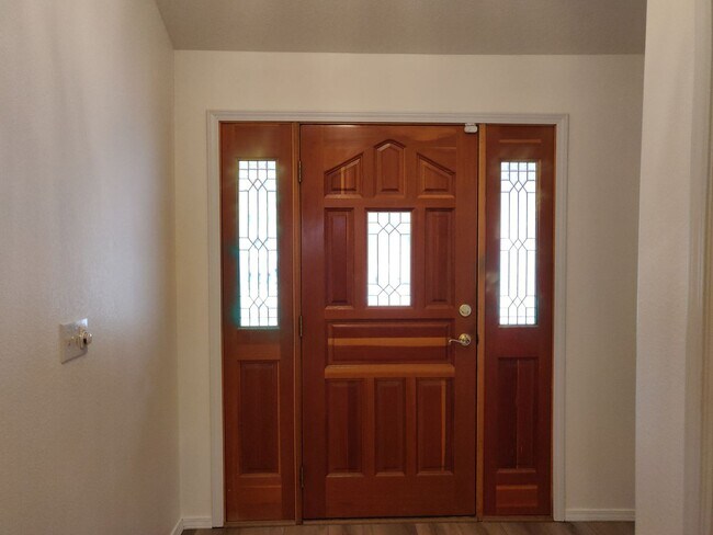 Foto del edificio - Spacious and charming, this two-story 4 be...