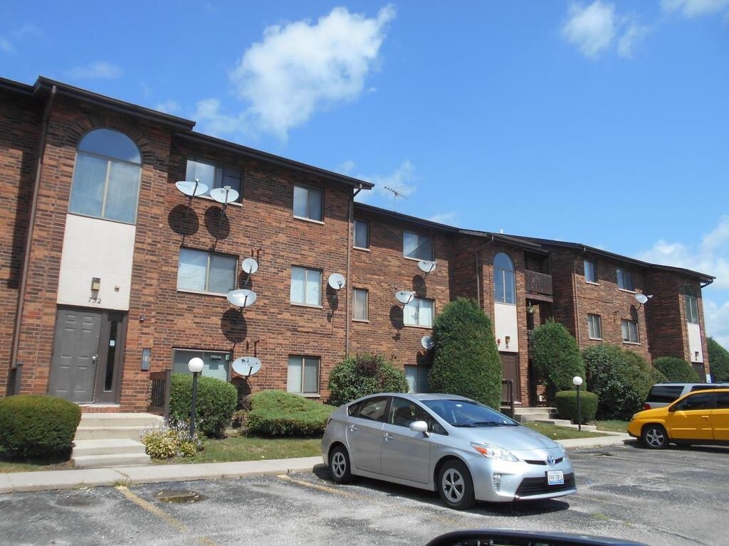 Front - 748 Inland Cir