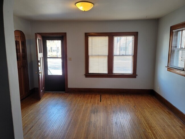 Building Photo - Two bedroom one bathroom house for rent