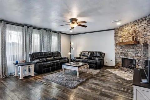 Foto del edificio - 3523 Bluebird Park Ln