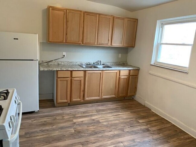 Foto del edificio - Stop- Wait a Minute ! Beautifully updated upper 2 bedroom flat - Section 8 Accepted