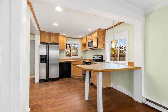 Building Photo - $1000 one-time rental concession! 3 Bedroom Home in the Heart of W Seattle!