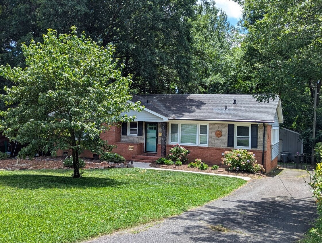 Primary Photo - Ranch with Fence and 20x30 Garage/Workshop with Electric Close to Light Rail