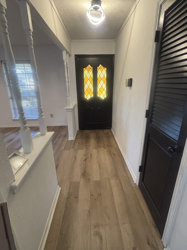 Foto del edificio - 310 Meadowlark Ln