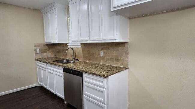 Building Photo - 830 Deerpass Dr