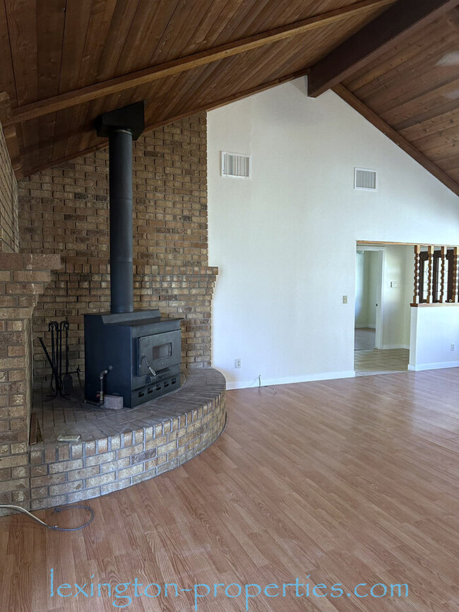 Building Photo - Stunning, 3-Bedroom Home with Pool and Spa...