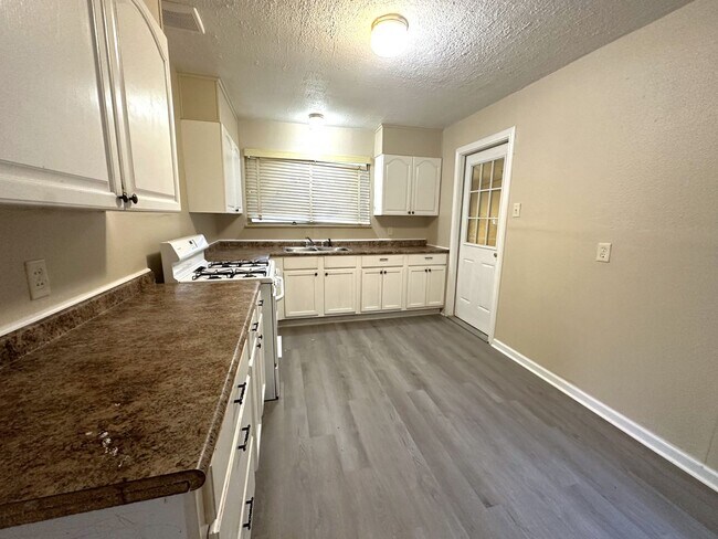 Building Photo - 5206 Lakeshore Dr, Port Arthur TX 77642