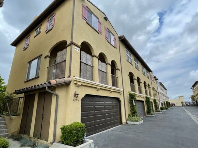 Building Photo - Rent Special - 2 weeks free rent!! 3 bedro...