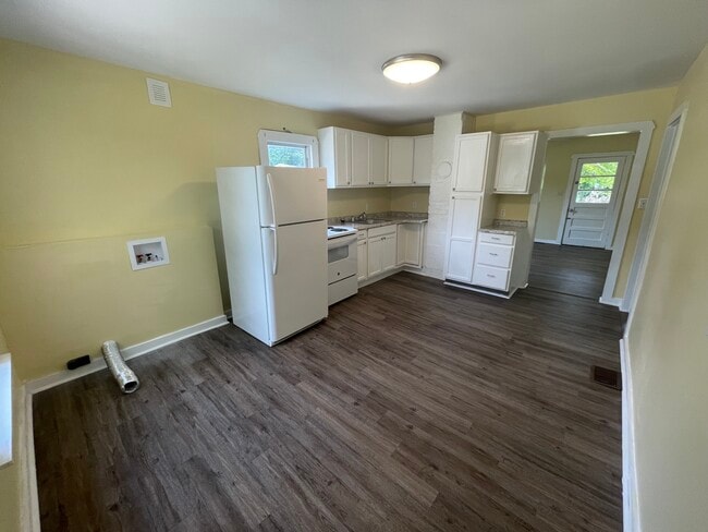 Building Photo - 209 Burdock St