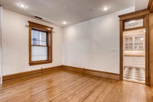Building Photo - 427 W St James Pl