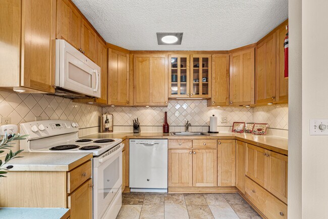 Kitchen - 3365 Chisholm Trl
