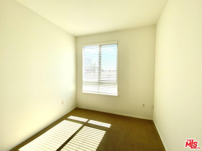 Building Photo - 100 S Alameda St