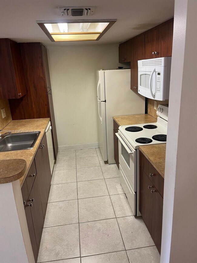 Foto del edificio - 8430 Coral Lake Way
