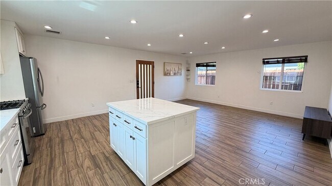 Foto del edificio - 7257 Wilbur Ave