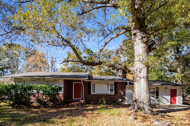 Building Photo - 7031 N Kenwood Dr