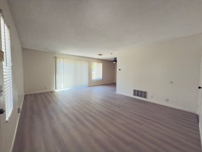 Foto del edificio - Charming 3-Bedroom Townhome Just Off the 5...