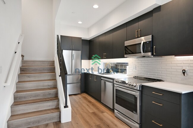 Building Photo - Beautiful 2 Bed 2.5 Bath Townhome for Rent