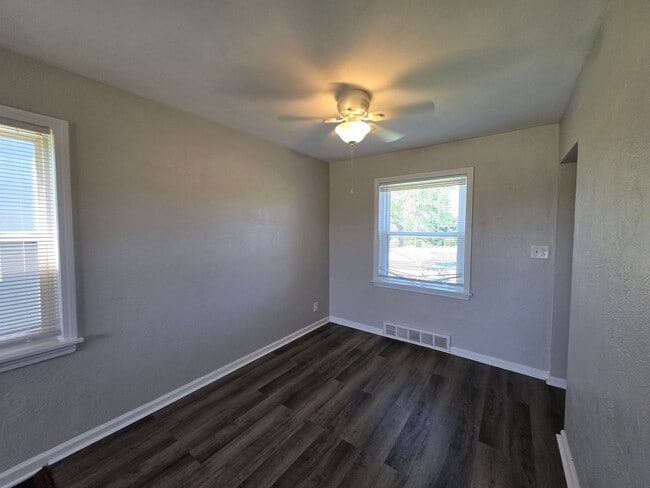 Building Photo - 2 Bed Duplex Near Downtown Liberty & William Jewell!