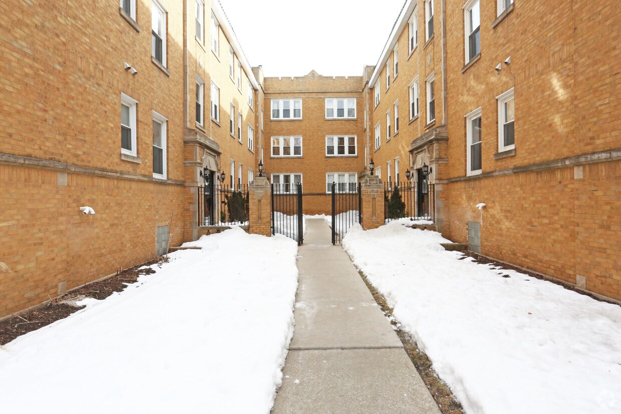 Building Photo - 4845 N Wolcott Ave