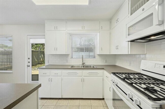 Foto del edificio - 7003 Yates Ave