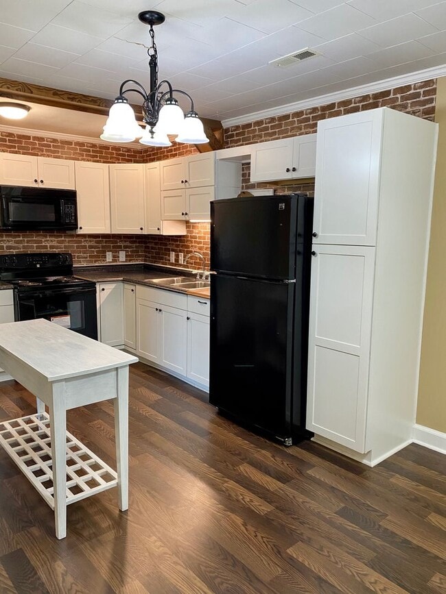 Building Photo - Amazing property! Dreamy wraparound porch! Immaculate & Completely Updated! 3 Bedrooms/2 Baths!