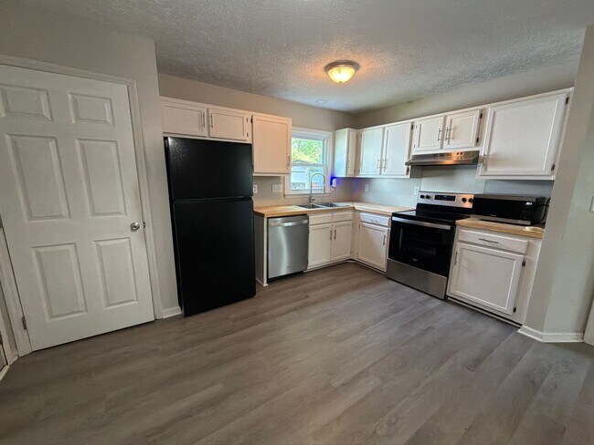 Foto del edificio - NEW LISTING!!