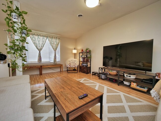 Building Photo - 5900 Ortega St