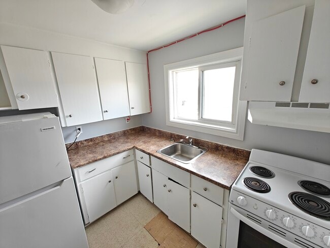 Building Photo - Refreshed 2 Bed Move In May 1