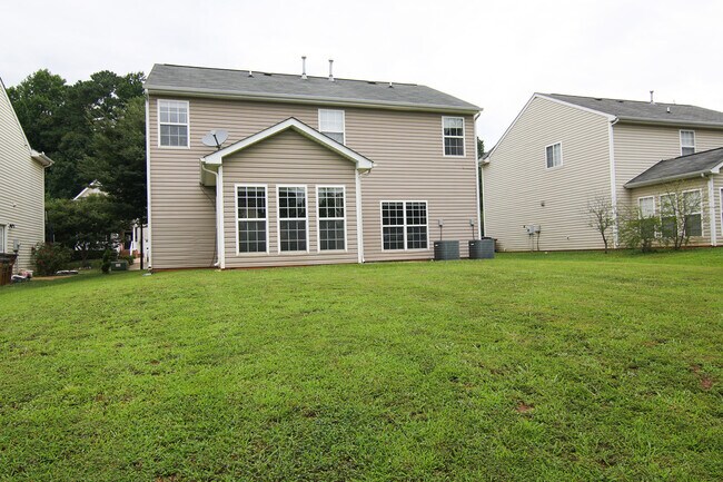 Back of House/Yard - 905 Fulworth Ave