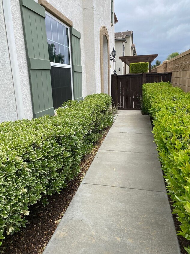 Foto principal - Newly Renovated 3 Bed/2.5 Bath, 2-Story Co...