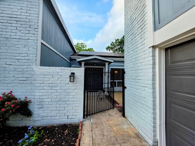 Foto del edificio - 13906 Ella Lee Ln