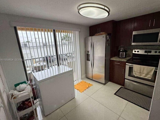 Foto del edificio - 5083 W 12th Ln