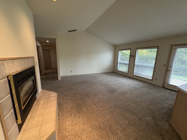 Building Photo - Spacious Single-level Home in Newer Milwau...