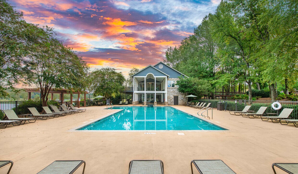 Colonial Grand at Edgewater Apartments in Huntsville, AL