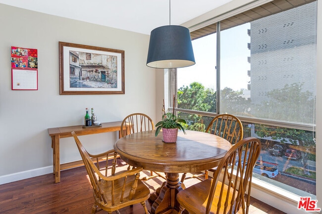 Foto del edificio - 1340 S Beverly Glen Blvd